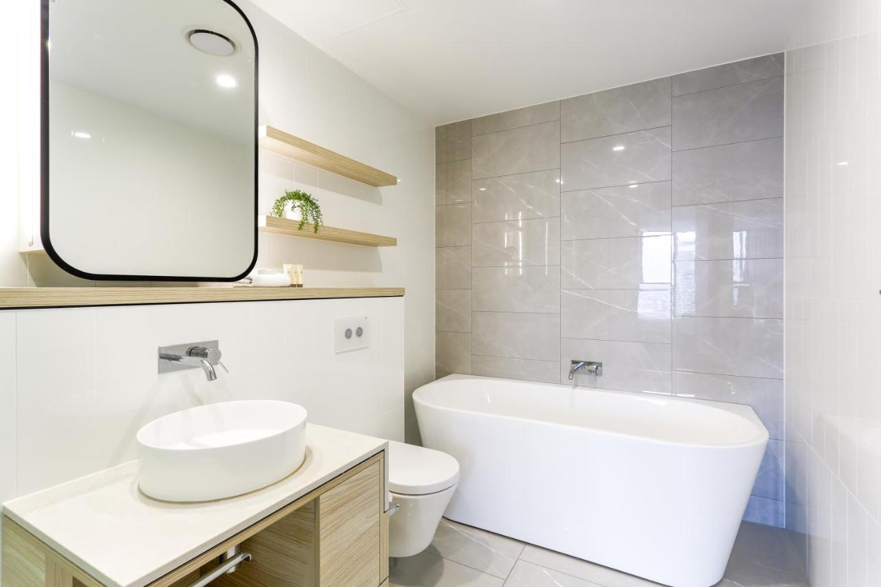 Sea View Beachfront Apartment In Surfers Gold Coast Bagian luar foto